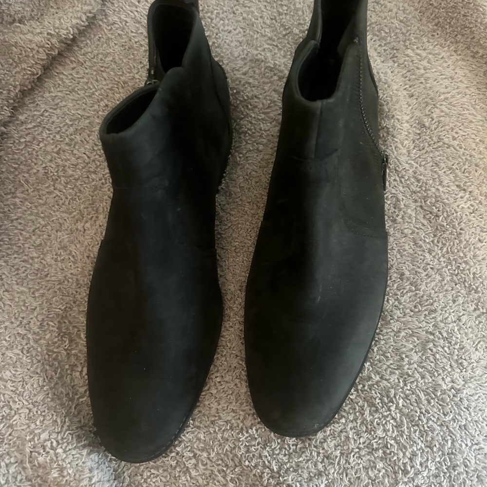 UGG Black Ankle Boots Sleek Minimalist Design